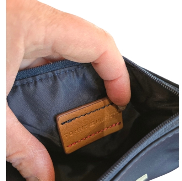 Tommy Hilfiger Novelty Navy Blue Snowflake Zip Wristlet - Picture 5 of 6